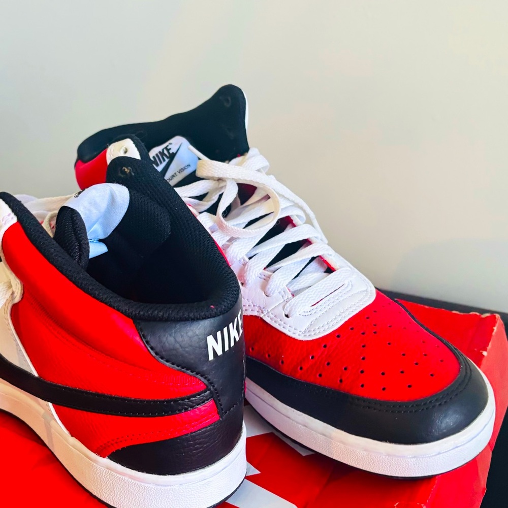 Nike Red and Black Sneakers Modern Athletic Design